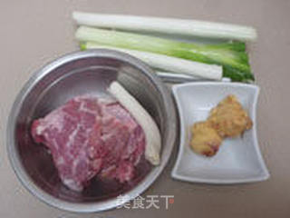 葱香羊肉饺子的做法步骤:2