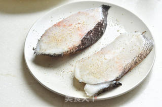 多重口感和味觉的享受---香煎杏仁鳕鱼的做法步骤:2