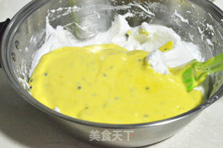 掌握方法就可以百变花样----百香果戚风的做法步骤:13
