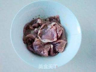 跟着电视学做菜——客家肉片汤的做法步骤：2