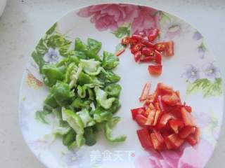 双椒苹果炒鸡丁的做法步骤:2