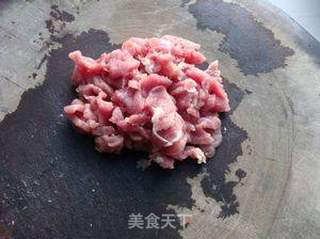 家常小菜——丝瓜炒肉片的做法步骤：1