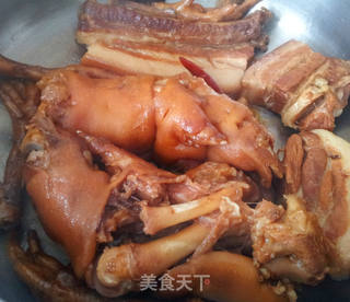 用电饭煲卤猪蹄 卤鸡蛋 卤鸡爪 卤排骨 把子肉 都是一样的做法哦~的做法步骤:6
