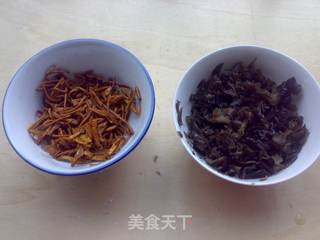 虫草云耳香菜饺的做法步骤:3