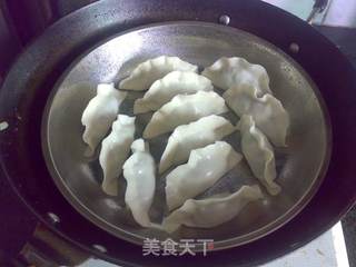 虫草云耳香菜饺的做法步骤:11