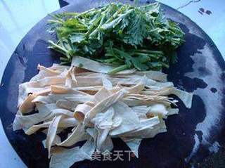 茼蒿腐皮肉片汤的做法步骤:3