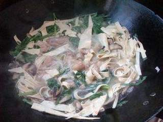 茼蒿腐皮肉片汤的做法步骤:8