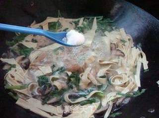 茼蒿腐皮肉片汤的做法步骤:9
