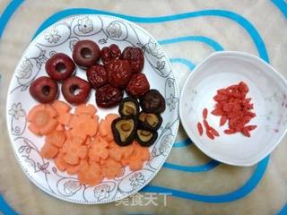 水果大骨鱼丸锅—熬出幼白大骨汤的做法步骤:2