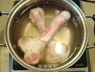 水果大骨鱼丸锅—熬出幼白大骨汤的做法步骤:4