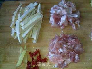 芹菜肉丝香干——家常菜的做法步骤：1
