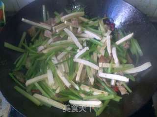 芹菜肉丝香干——家常菜的做法步骤:6