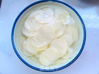 轻松制作超有味的小零食——麻辣薯片的做法步骤:3