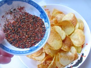 轻松制作超有味的小零食——麻辣薯片的做法步骤:12