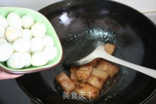 鹌鹑蛋烧肉的做法步骤:4