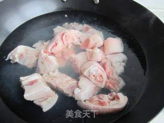 花生红烧猪蹄的做法步骤:3