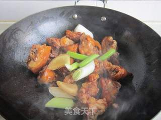 花生红烧猪蹄的做法步骤:8