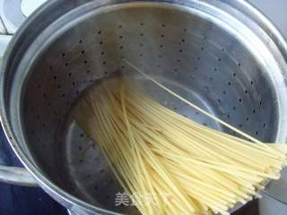 【食尚擂台西餐赛区】:脆皮三文鱼配青酱意面的做法步骤:4