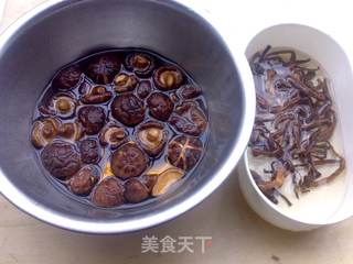 花菇金针红烧肉的做法步骤:2