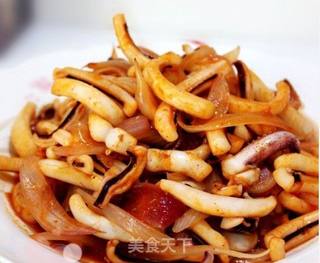 甜辣酱洋葱炒鱿鱼的做法步骤:2