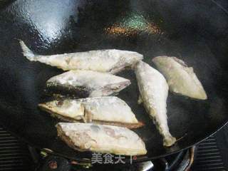 洋葱秋刀鱼的做法步骤:4