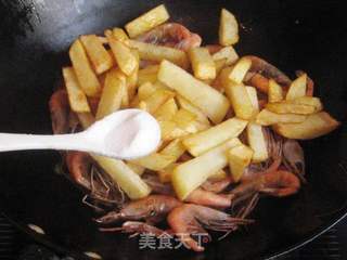 【加拿大野生北极虾】土豆炒虾的做法步骤:9