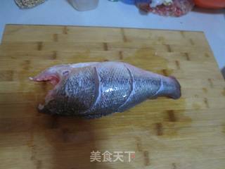 清蒸鲈鱼的做法步骤:2