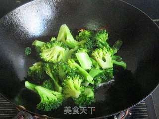 西蓝花炒虾仁的做法步骤:7