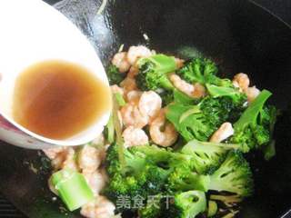 西蓝花炒虾仁的做法步骤:10