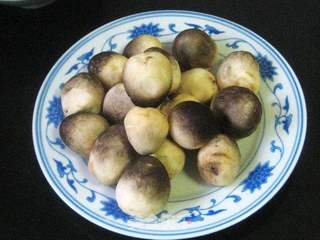 草菇炖鸡的做法步骤:2