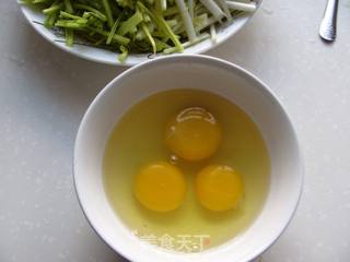 家常简单小菜---蒜黄炒蛋的做法步骤:2
