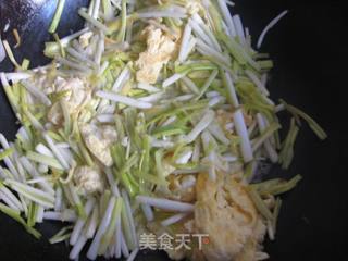 家常简单小菜---蒜黄炒蛋的做法步骤:7