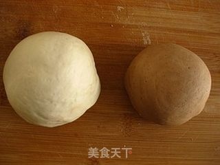 不一样的花卷------双色猪蹄花卷的做法步骤:2