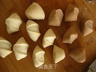 不一样的花卷------双色猪蹄花卷的做法步骤:3