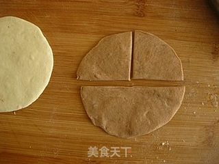 不一样的花卷------双色猪蹄花卷的做法步骤:5
