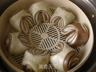 不一样的花卷------双色猪蹄花卷的做法步骤:14