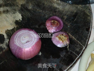 洋葱榨菜丝炒蘑菇的做法步骤:2