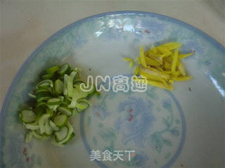 洋葱榨菜丝炒蘑菇的做法步骤:4