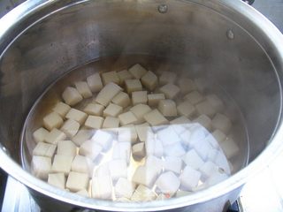 轻松烹制肠道清道夫——烧魔芋豆腐的做法步骤:2