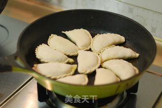 酸香适口、开胃解腻的【酸菜盒子】的做法步骤:21