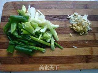 素菜也美味——大葱炒豆腐的做法步骤:3