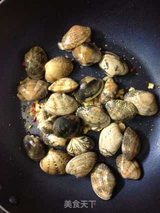 蒜辣花蛤意式黑珍珠面(黑珍珠面,花蛤系列之一)【传统的意式面】新鲜尝的做法步骤:11