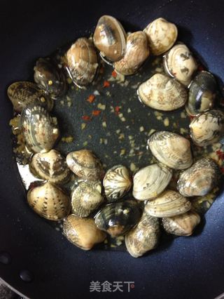 蒜辣花蛤意式黑珍珠面(黑珍珠面,花蛤系列之一)【传统的意式面】新鲜尝的做法步骤:12