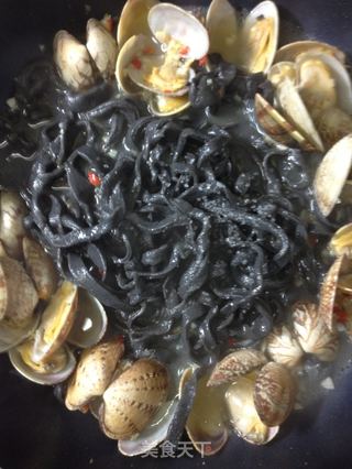 蒜辣花蛤意式黑珍珠面(黑珍珠面,花蛤系列之一)【传统的意式面】新鲜尝的做法步骤:24