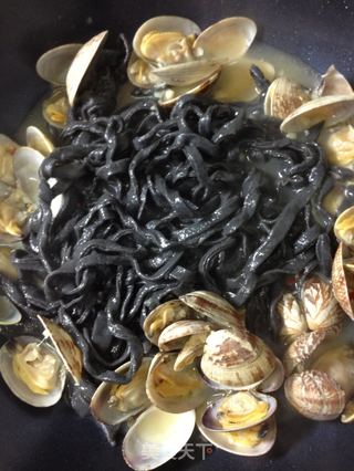 蒜辣花蛤意式黑珍珠面(黑珍珠面,花蛤系列之一)【传统的意式面】新鲜尝的做法步骤:26
