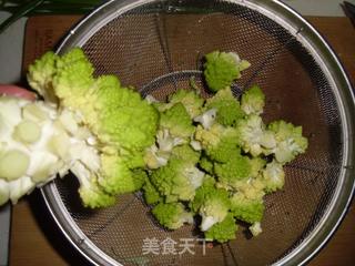 宝塔炒虾球的做法步骤：2