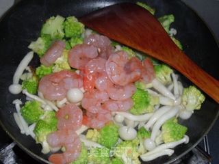 宝塔炒虾球的做法步骤：7