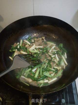 蒜苗炒肉的做法步骤：3
