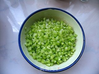 做好吃好看又不一般的饺子——豆浆芹香鸡蛋水饺的做法步骤:3