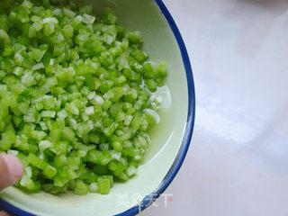 做好吃好看又不一般的饺子——豆浆芹香鸡蛋水饺的做法步骤:4